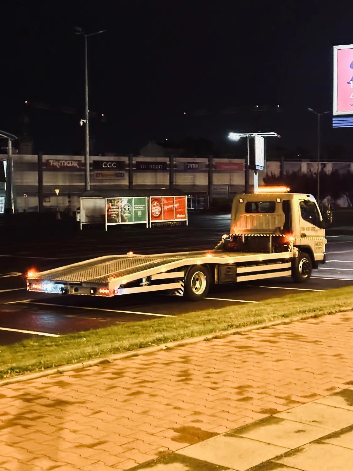 zdjęcie przedstawiające MotoPasja Autolaweta Holowanie Dostawcze Osobowe