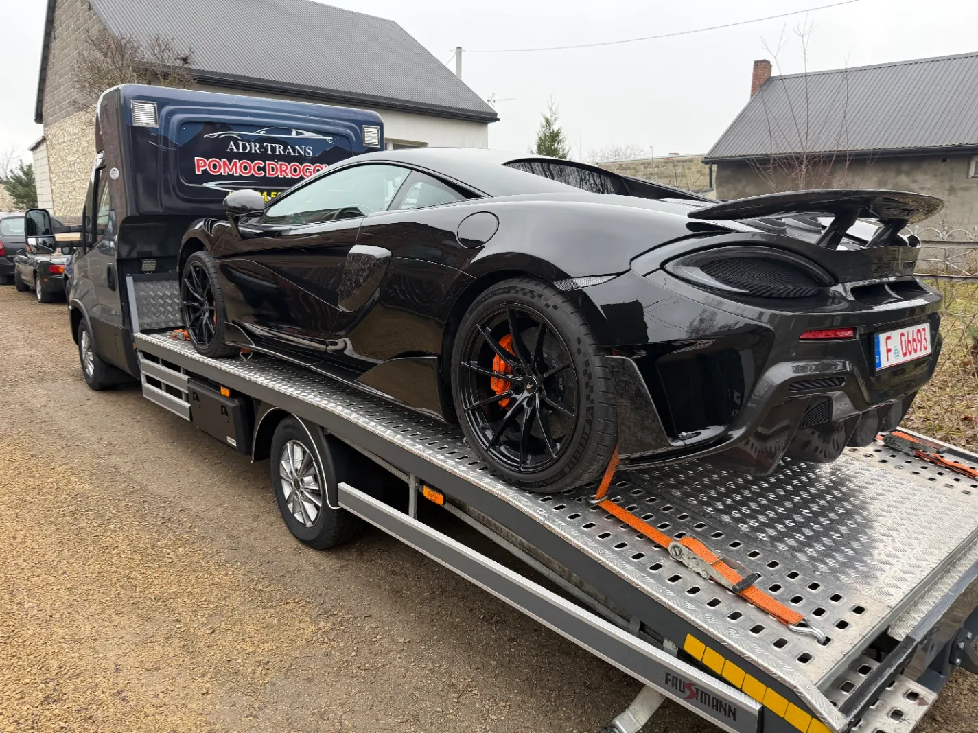 zdjęcie przedstawiające Adr-trans Pomoc drogowa 24h, Serwis opon