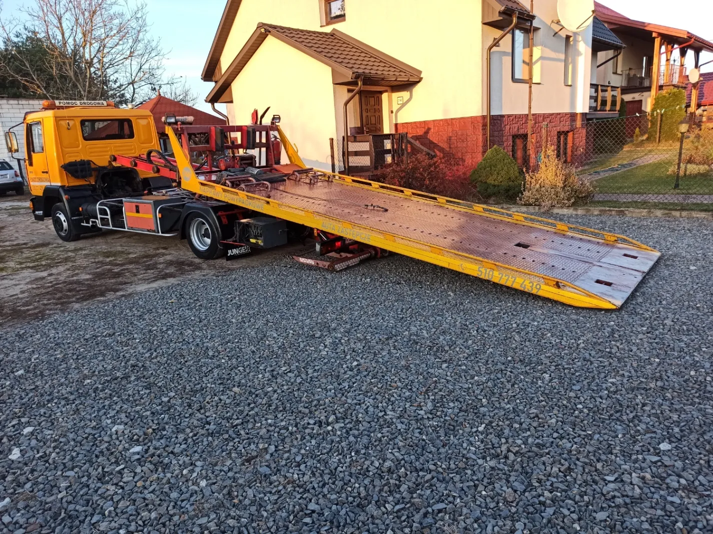 zdjęcie przedstawiające LAWETA PIONKI POMOC DROGOWA 24H HOLOWANIE