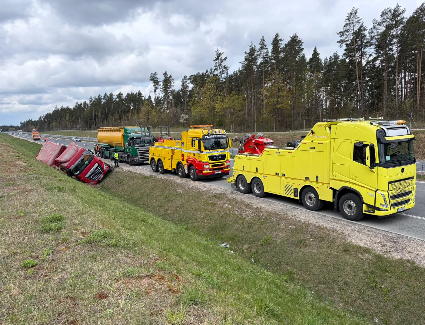 zdjęcie przedstawiające Pomoc Drogowa, Holowanie (auta osobowe, dostawcze, ciężarowe) AUTO PLUS Płoszkiewicz