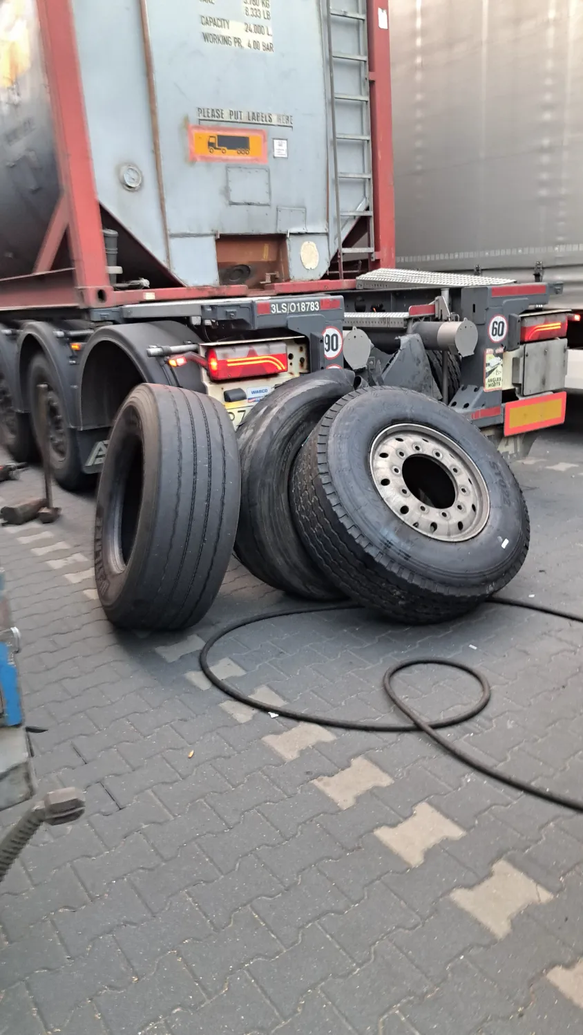 zdjęcie przedstawiające Serwis Mobilny Tir 24h, Mobilna Wulkanizacja, Naprawy - Dariusz Ottawa